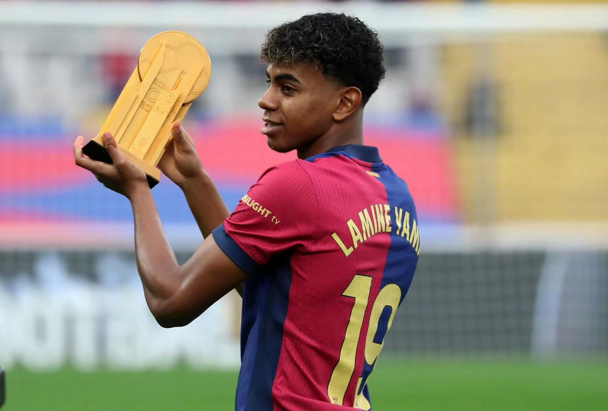 El fútbol de competición lo abarca todo y le encanta a todo futbolista que ama el fútbol. El fútbol de competición lo abarca todo y le encanta a todo futbolista que ama el fútbol.
